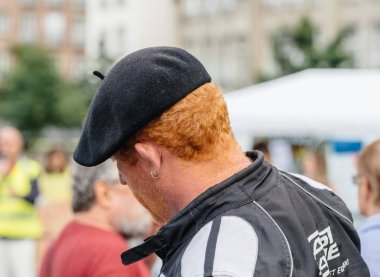 Kızıl saçlı adam Macron karşı protesto 