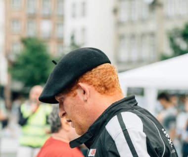 Kızıl saçlı adam Macron karşı protesto 