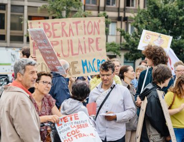 Genç ve uzatma karşı Fransa protesto yaşlılar 