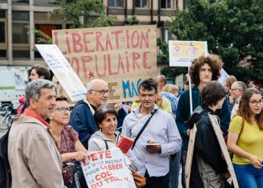 Genç ve uzatma karşı Fransa protesto yaşlılar 