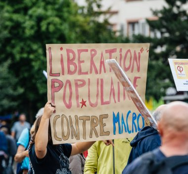 Genç ve uzatma karşı Fransa protesto yaşlılar 