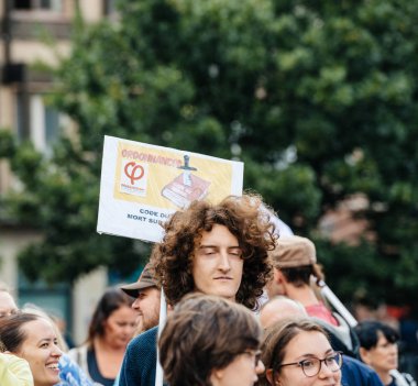 Adamla afişini Macron karşı protesto 