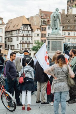 Prote günü için denilen Melenchon şehirde protestocu grup