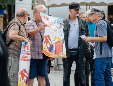 Adam gibi Macron karşı protesto günü Melenchon çağrısında afişini protestocular için şehirde gösterilen