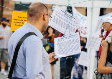 Uzatma yasalara karşı protesto okuma listesi 