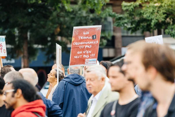 Aînés et jeunes protestant contre le droit du travail Macron — Photo