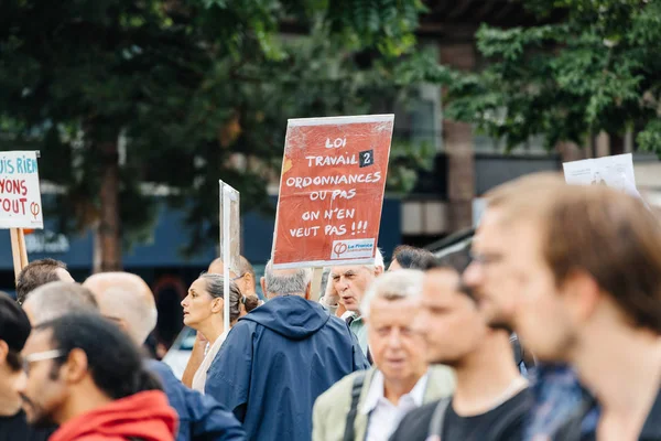 Seniors and youngs protesting against Macron labor law — Stock Photo, Image