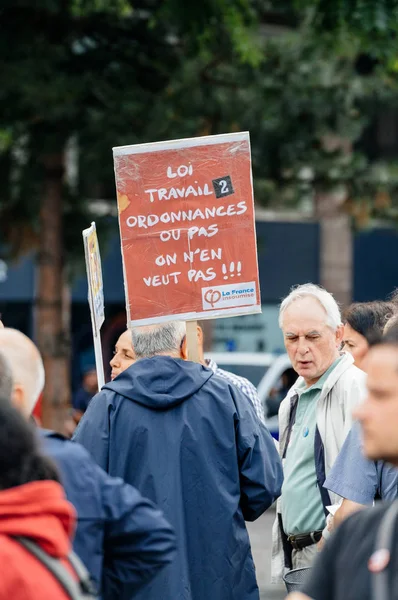 Seniors and youngs protesting against Macron labor law — Stock Photo, Image