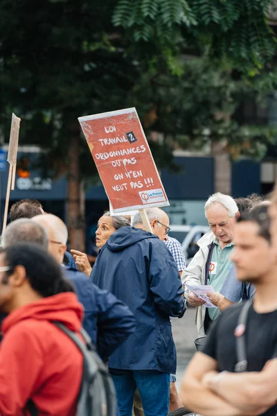 Senioren und Jugendliche protestieren gegen Macron-Arbeitsrecht — Stockfoto