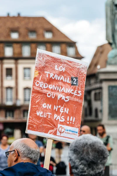 Protestocular ile afişlerin Macron Loi karşı tutumunu 