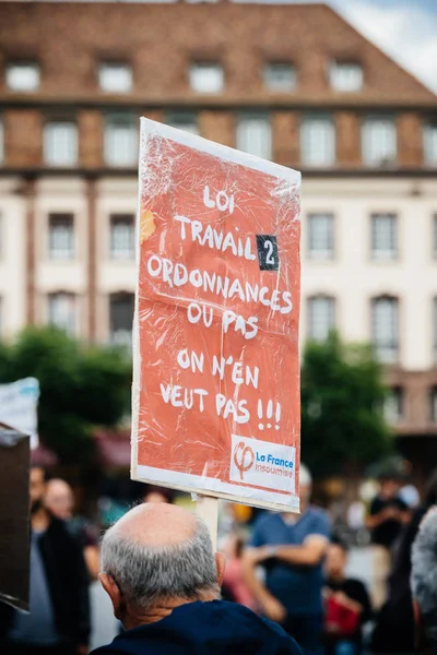 Demonstranten mit Plakaten gegen Macron loi travail — Stockfoto