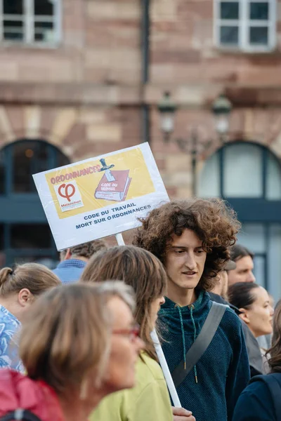 Jonge man met krullend haar bij protest tegen macron regering — Stockfoto