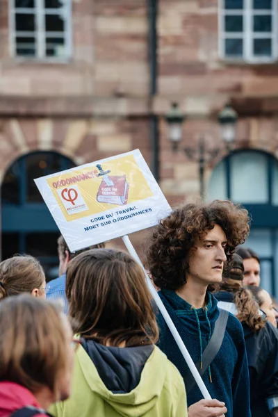 Uzatma hükümete karşı protesto kıvırcık saçlı genç adam 