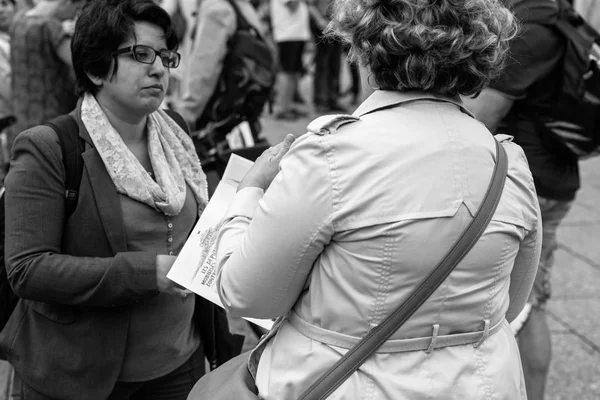 Två äldre kvinnor diskuterar vid protest mot streck president — Stockfoto