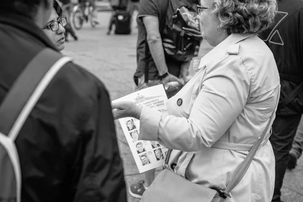 Äldre kvinnor diskuterar mot streck lag vid protest i Frankrike — Stockfoto