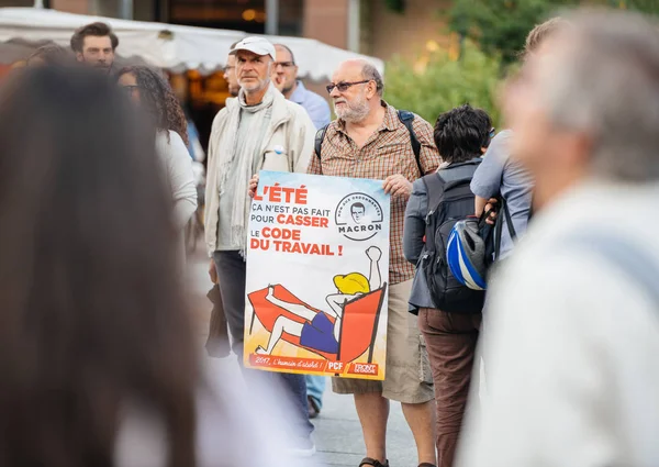 老人配帖长音符在法国的抗议活动反对 — 图库照片