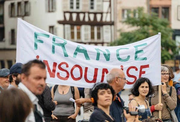 Fransa insoumise afişini Macron karşı protesto 