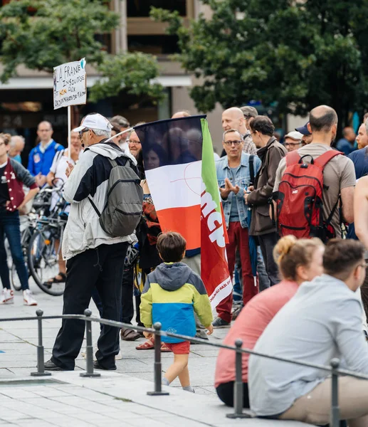 Kalabalık Macron karşı protesto Fransa'da protesto 