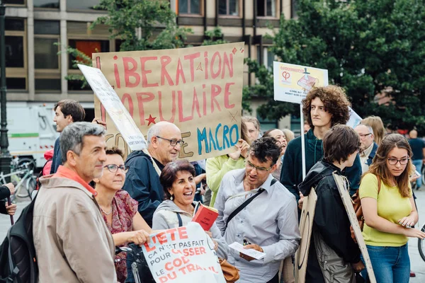 Jóvenes y adultos mayores en protesta en Francia contra macron — Foto de Stock