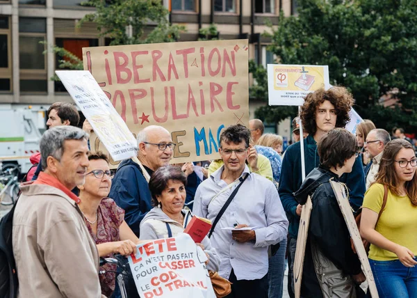 Genç ve uzatma karşı Fransa protesto yaşlılar 