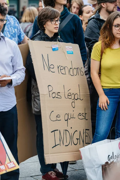 Mulher avisando cartaz na cidade como Melenchon chamou para o dia do prot — Fotografia de Stock