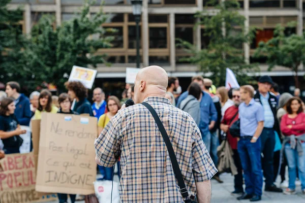 Un homme s'adresse à la foule pour protester contre Macron — Photo