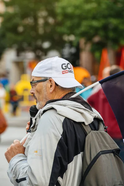 Adam Melenchon şehirde protestocular için adres — Stok fotoğraf