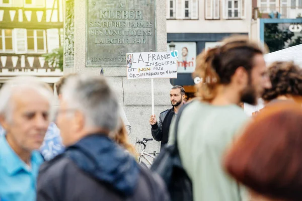 没有长音符号法律-Melenchon 作为城市的示威者呼吁 d — 图库照片