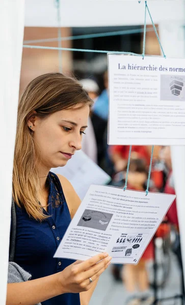 Manifestet läsning på protest mot streck lagar — Stockfoto