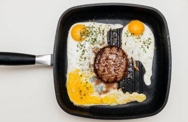 Yukarıda da görüleceği sarısı yumurta ile tavada lezzetli burger 