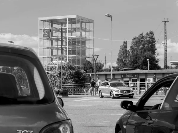 德国警方在奔驰旅行车车测量交通 — 图库照片