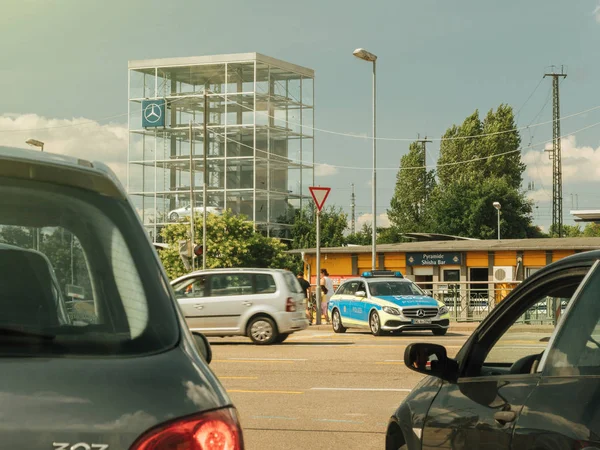 Polícia alemã no carro de carroça Mercedes examinando o tráfego — Fotografia de Stock