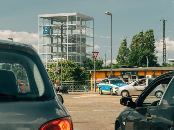 Polícia alemã no carro de carroça Mercedes examinando o tráfego — Fotografia de Stock