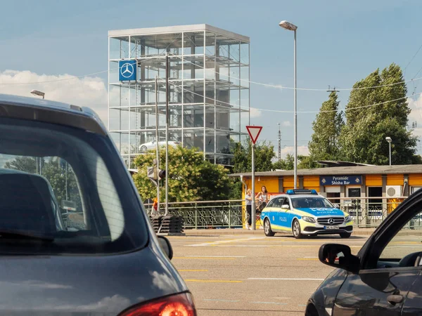 Duitse politie in Mercedes wagen auto landmeetkunde het verkeer — Stockfoto