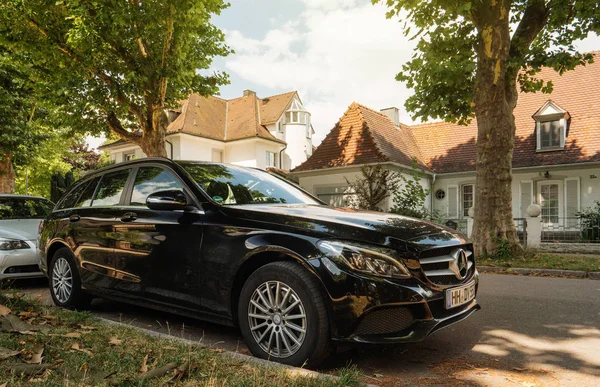 Casas alemanas y Mercedes-Benz vagón de lujo animado en germa — Foto de Stock