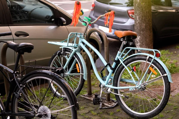 Винтажный велосипед припаркован в городе — стоковое фото
