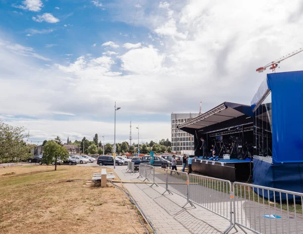 Kitle iletişim araçları hazırlama gazeteciler alan bir olay için basın. 