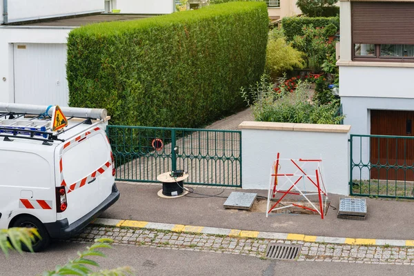 Offenes Abwasserschachtloch mit Kabel auf Spulenspule — Stockfoto