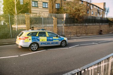 Hızlı Londra sokakta araba Londra Metropolitan Polis araba 