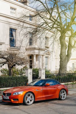 Londra caddesinde lüks kırmızı Bmw Z4 cabrio spor araba park 