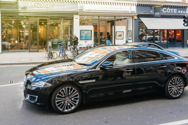 Lüks yeni siyah Jaguar Xj otobiyografi sürüş Lwb