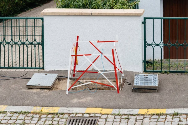 Instalação de cabo de fibra óptica na cidade — Fotografia de Stock