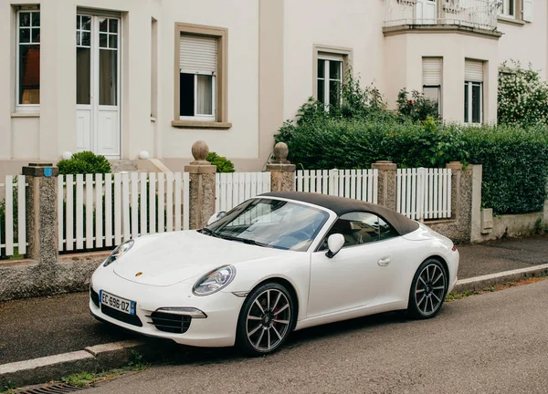Luksusowy białe Porsche 911 cabriolet zaparkowane din miasta — Zdjęcie stockowe