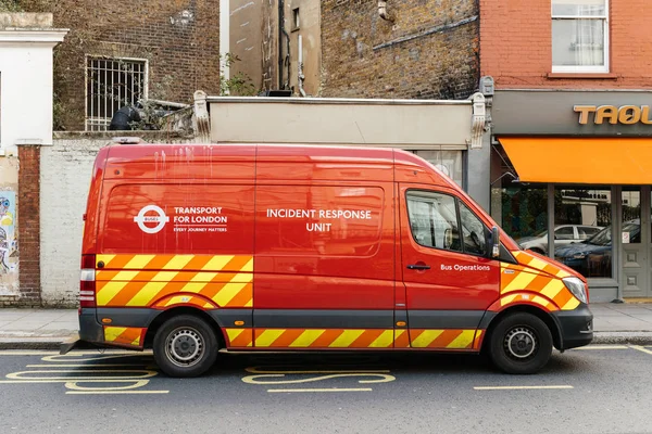 Resposta incidente unir van vermelha estacionada na rua de Londres — Fotografia de Stock
