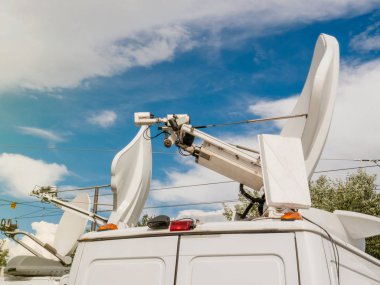 Mavi gökyüzü karşı beyaz Uydu Antenleri
