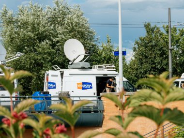 Canlı yayın Tv kamyondan Fransa için hazırlık 
