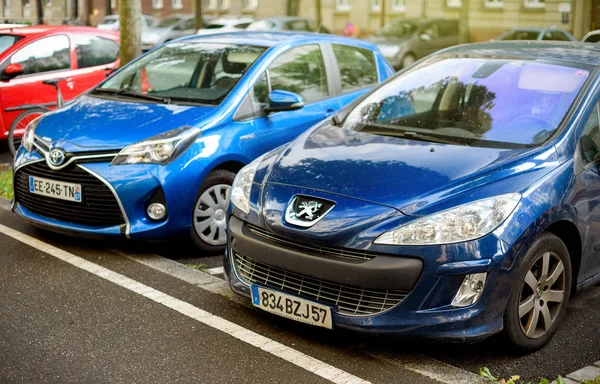 Outfoor parkowanie samochodów Peugeot i Toyota — Zdjęcie stockowe