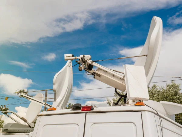 Anteny satelitarne białe przeciw błękitne niebo — Zdjęcie stockowe