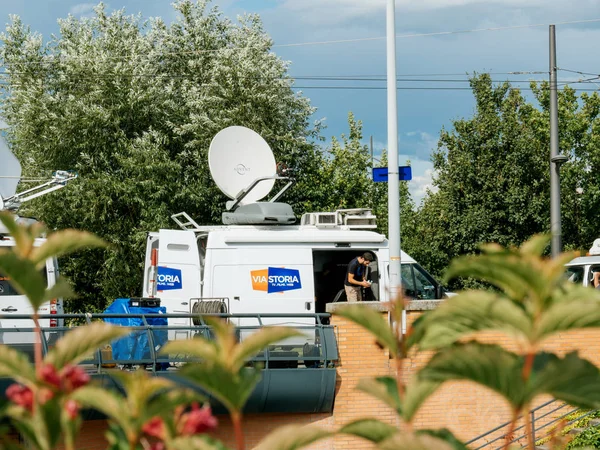 Preparación para la transmisión en vivo desde un camión de televisión en Francia — Foto de Stock