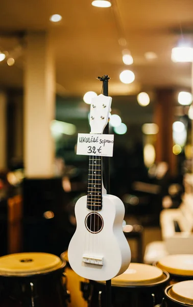 Zenei store eladási ukulele-szoprán — Stock Fotó